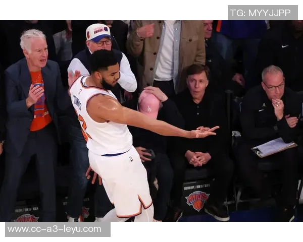 布克第三节强势回归5投4中砍下12分助力球队成功反超比分